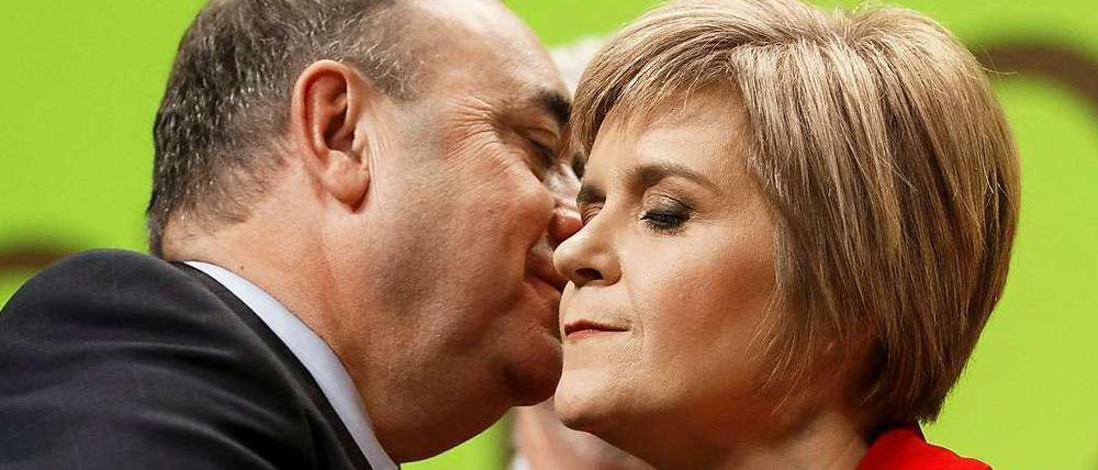 Amtsübergabe in Schottland. Der bisherige Ministerpräsident Alex Salmond und seine Nachfolgerin Nicola Sturgeon.