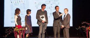 Der Tagesspiegel wird als "Zeitung des Jahres 2014" ausgezeichnet. Die Ehrung nehmen die Art-Direktoren Sabine Wilms und Bettina Seuffert sowie die beiden Chefredakteure Lorenz Maroldt und Stephan-Andreas Casdorff entgegen.