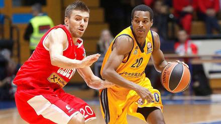 Albas Alex Renfroe (re.) gegen Nemanja Gordic von Cedevita Zagreb.