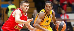 Albas Alex Renfroe (re.) gegen Nemanja Gordic von Cedevita Zagreb.