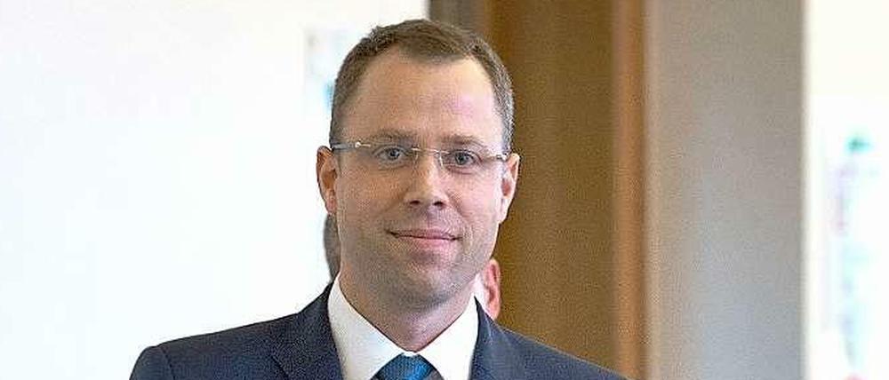 Senator Czaja (CDU) geht vergangene Woche in einer Sondersitzung zur Lageso-Affäre an der Piraten-Fraktion vorbei.