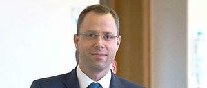 Senator Czaja (CDU) geht vergangene Woche in einer Sondersitzung zur Lageso-Affäre an der Piraten-Fraktion vorbei.