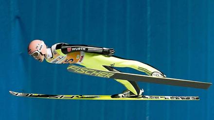 Severin Freund, 26, hat im vergangenen Winter die erfolgreichste Saison seiner Karriere erlebt: Er wurde Team-Olympiasieger und Skiflug-Weltmeister. Wenn am Samstag (16 Uhr/Eurosport) mit dem Team-Springen im sächsischen Klingenthal die neue Weltcup-Saison beginnt, gehört der Bayer wieder zu den am stärksten eingeschätzten Athleten.