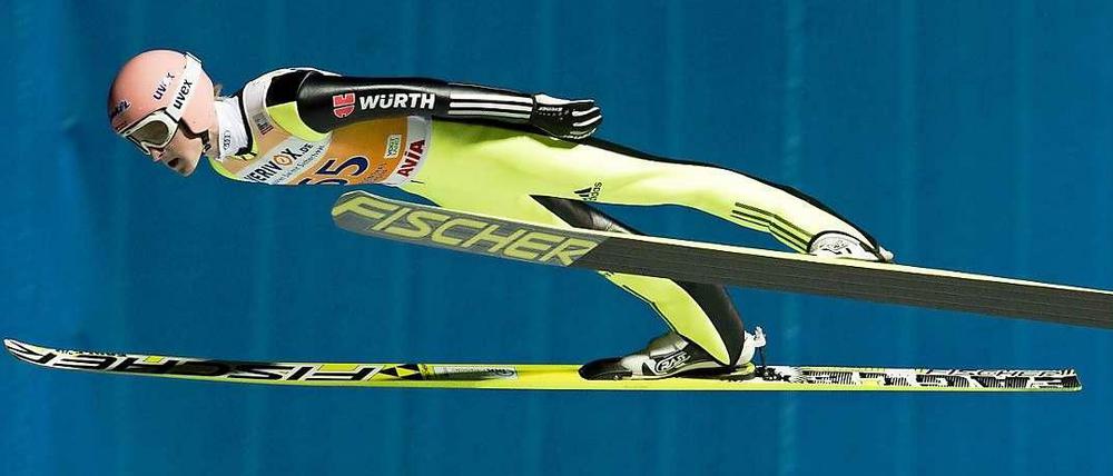 Severin Freund, 26, hat im vergangenen Winter die erfolgreichste Saison seiner Karriere erlebt: Er wurde Team-Olympiasieger und Skiflug-Weltmeister. Wenn am Samstag (16 Uhr/Eurosport) mit dem Team-Springen im sächsischen Klingenthal die neue Weltcup-Saison beginnt, gehört der Bayer wieder zu den am stärksten eingeschätzten Athleten.