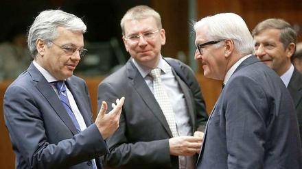 Suche nach Lösungen: Der deutsche Außenminister Frank-Walther Steinmeier (rechts) und seine europäischen Amtskollegen.