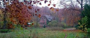 Hexenhaus im Wald? Das alte Haus des Friedhofswärters am Friedhof Plötzensee in Berlin-Wedding.