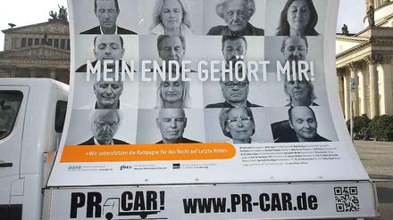 In Frankfurt am Main und in Berlin warb die atheistische Giordano-Bruno-Stiftung mit fahrenden Großplakaten für ein "Recht auf letzte Hilfe".