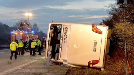 Busunfall auf dem Berliner Ring, auf der A10 bei Niederlehme, Fahrtrichtung Frankfurt/Oder. Ein polnischer Reisebus kam von der Fahrbahn ab und kippte um.