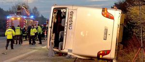 Busunfall auf dem Berliner Ring, auf der A10 bei Niederlehme, Fahrtrichtung Frankfurt/Oder. Ein polnischer Reisebus kam von der Fahrbahn ab und kippte um.