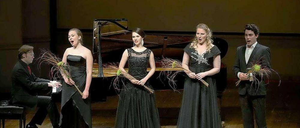 Nachwuchssänger: Monika Rydzkowski (Sopran), Elsa Dreisig (Mezzosopran), Annika Schlicht (Mezzosopran), Sebastian Seitz (Bariton) und ihr Pianist Manuel Lange im Kleinen Saal des Konzerthauses.