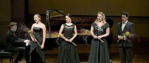 Nachwuchssänger: Monika Rydzkowski (Sopran), Elsa Dreisig (Mezzosopran), Annika Schlicht (Mezzosopran), Sebastian Seitz (Bariton) und ihr Pianist Manuel Lange im Kleinen Saal des Konzerthauses.