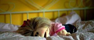 Ein Mitarbeiter des Grünen-Bundestagsabgeordneten Tom Koenigs ist unter dem Verdacht des jahrelangen Kindesmissbrauchs verhaftet worden.