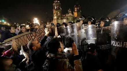 Tausende gehen in Mexiko auf die Straße, wie hier in Mexiko City.