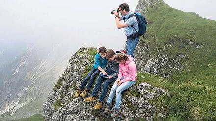 Daddeln am Gipfel. Herrlich diese Ruhe, endlich mal Muße, sich ausgiebig mit dem Smartphone zu beschäftigen.