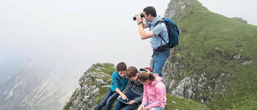 Daddeln am Gipfel. Herrlich diese Ruhe, endlich mal Muße, sich ausgiebig mit dem Smartphone zu beschäftigen.