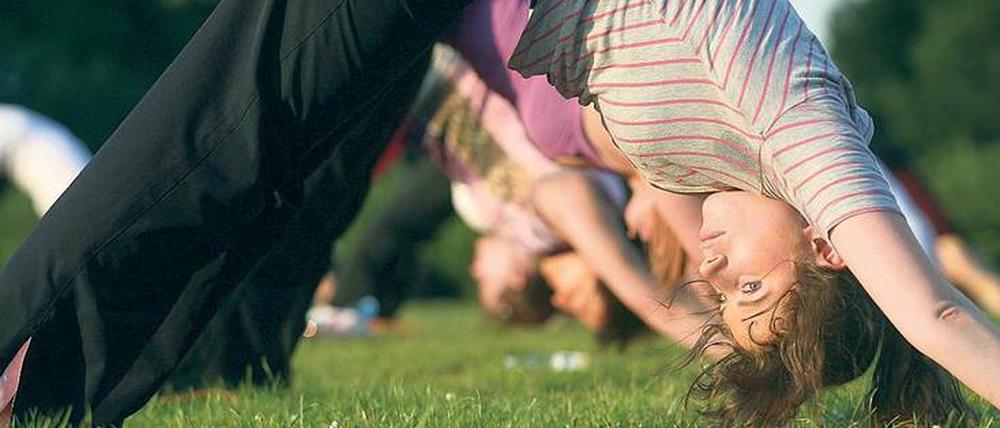Yogaübung. Der herabschauende Hund.
