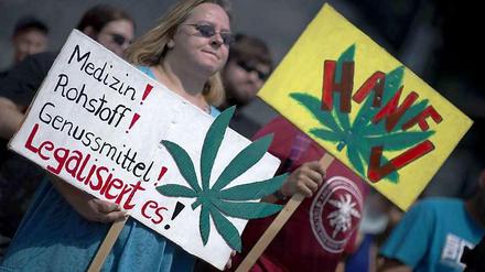 Bei der alljährlichen Hanfparade in Berlin wird für die Freigabe von Cannabis demonstriert.