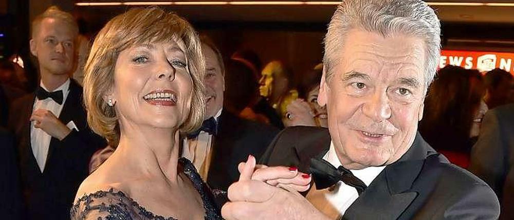 Der Bundespräsident Joachim Gauck eröffnete den Ball mit seiner Lebensgefährtin Daniela Schadt. Wir zeigen Ihnen hier die schönsten Bilder des Abends.