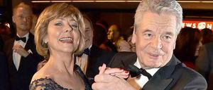 Der Bundespräsident Joachim Gauck eröffnete den Ball mit seiner Lebensgefährtin Daniela Schadt. Wir zeigen Ihnen hier die schönsten Bilder des Abends. 