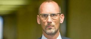Oberstaatsanwalt Jochen Weingarten geht am 25.11.2014 in München (Bayern) durch einen Gang im Gerichtsgebäude.