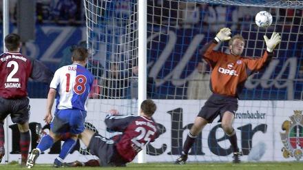 Pal Dardai trifft zum 2:1 gegen Bayern München im Dezember 2001, sein damaliger Gegenspieler Thomas Linke (unten) kann nichts mehr ausrichten, auch Rechtsverteidiger Willy Sagnol kommt zu spät. 