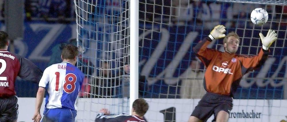Pal Dardai trifft zum 2:1 gegen Bayern München im Dezember 2001, sein damaliger Gegenspieler Thomas Linke (unten) kann nichts mehr ausrichten, auch Rechtsverteidiger Willy Sagnol kommt zu spät.