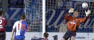 Pal Dardai trifft zum 2:1 gegen Bayern München im Dezember 2001, sein damaliger Gegenspieler Thomas Linke (unten) kann nichts mehr ausrichten, auch Rechtsverteidiger Willy Sagnol kommt zu spät. 
