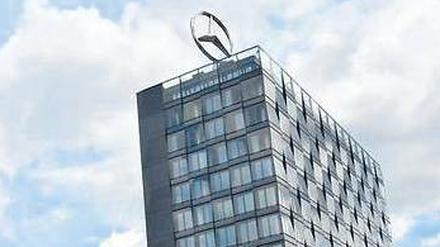 Stern an der Spree. Der Mercedes-Vertrieb sitzt an der East-Side-Galery. Offen ist, ob die Agentur hier arbeiten wird.