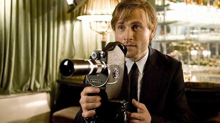 In „Auf das Leben“ spielt Max Riemelt einen Filmstudenten im Berlin der 70er Jahre und einen Möbelpacker von heute.