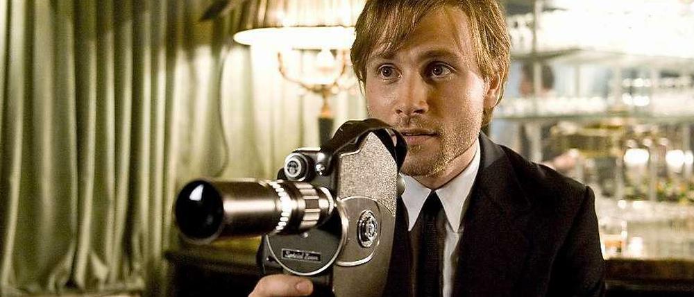 In „Auf das Leben“ spielt Max Riemelt einen Filmstudenten im Berlin der 70er Jahre und einen Möbelpacker von heute.
