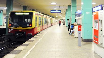 Enge im Nord-Süd-Tunnel. Hier bremsen sich die Linien oft gegenseitig aus. Deshalb gibt es Umstellungen mit dem Fahrplanwechsel. Hier im Bild: der S-Bahnhof Anhalter Bahnhof in Kreuzberg.