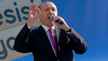 Recep Tayyip Erdogan, Präsident der Türkei, hält eine völlige Gleichberechtigung von Mann und Frau für unmöglich, weil der Islam der Frau die Mutterrolle zuweist.