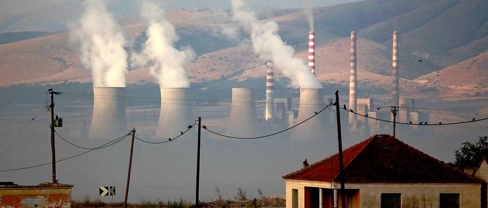 Das Braunkohlekraftwerk im griechischen Ptolemais gehört zu den umstrittenen Finanzierungsgeschäften der bundeseigenen KfW-Bank. Ob die KfW solche Projekte auch künftig finanziert, ist am Montagmorgen Thema einer Staatssekretärsrunde.