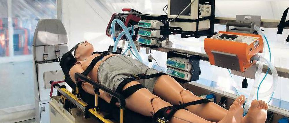 Weltweit einzigartig. In der Isoliereinheit des Evakuierungsflugzeugs „Robert Koch“ können Ärzte bereits während des Fluges Ebola-Patienten optimal versorgen und überwachen.