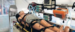 Weltweit einzigartig. In der Isoliereinheit des Evakuierungsflugzeugs „Robert Koch“ können Ärzte bereits während des Fluges Ebola-Patienten optimal versorgen und überwachen.