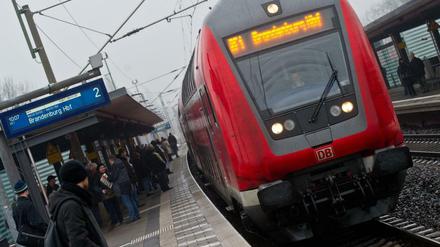 Vorsicht an der Bahnsteigkante. Auf der Linie der RE1 wird gebaut.