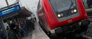 Vorsicht an der Bahnsteigkante. Auf der Linie der RE1 wird gebaut.