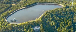 Von oben. Bei Pumpspeichern wie dem Koepchenwerk in Herdecke wird mit ungenutztem Strom Wasser in die Höhe gepumpt und bei Bedarf wieder abgelassen. 