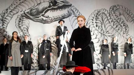Szene aus "Betulia libarata" mit (v.l.n.r.) Robin Johannsen (Amital), Anicio Zorzi Giustiniani (Ozìa, auf der Leiter), Michael Ihnow (Chronist), Bettina Ranch (Giuditta) und dem Chor 