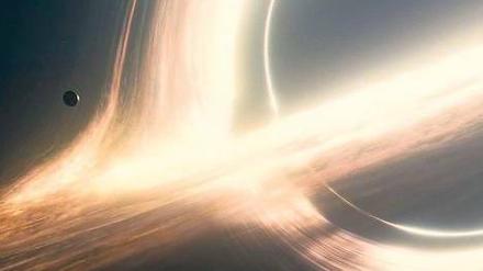 Am Abgrund. In „Interstellar“ fliegen die Filmhelden zu einem Planeten, der ein Schwarzes Loch eng umkreist. 