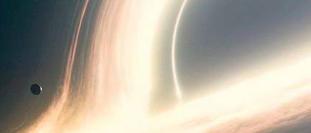 Am Abgrund. In „Interstellar“ fliegen die Filmhelden zu einem Planeten, der ein Schwarzes Loch eng umkreist.