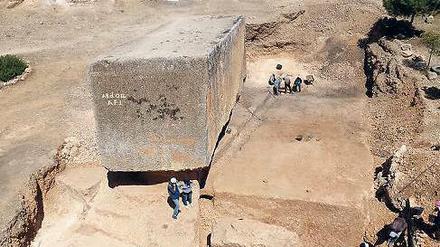 Monumental. Links der alte, rechts der neue, größere Monolith.