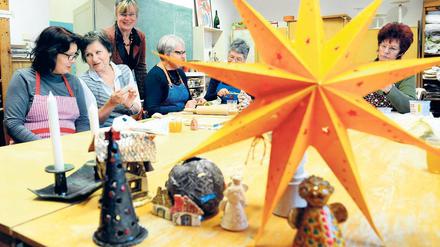 Miteinander. Kleine Spende, große Wirkung: In der Keramikwerkstatt des Vereins Schutzhülle e.V. in Adlershof lässt sich so manche Sorge wegtöpfern. Wer allein ist, wird aufgefangen. Auch Flüchtlingskinder saßen bei den Frauen auf dem Schoß. Jetzt plant Projektleiterin Sybille Schumann (stehend) Inklusionskurse – dank der Leserspenden.