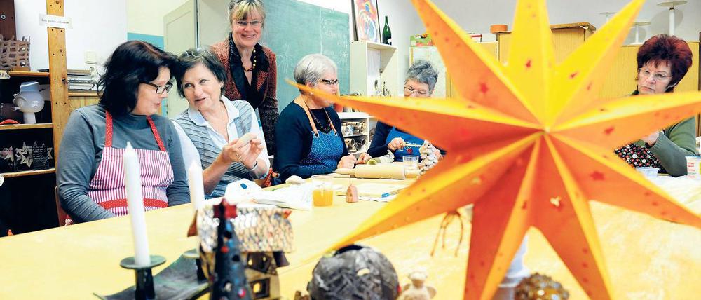 Miteinander. Kleine Spende, große Wirkung: In der Keramikwerkstatt des Vereins Schutzhülle e.V. in Adlershof lässt sich so manche Sorge wegtöpfern. Wer allein ist, wird aufgefangen. Auch Flüchtlingskinder saßen bei den Frauen auf dem Schoß. Jetzt plant Projektleiterin Sybille Schumann (stehend) Inklusionskurse – dank der Leserspenden. 