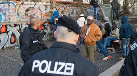 Im Dauereinsatz. Auch hunderte Razzien haben den Drogenhandel im und um den Görlitzer Park nicht eindämmen können. Nun werden neue Ideen gesucht.