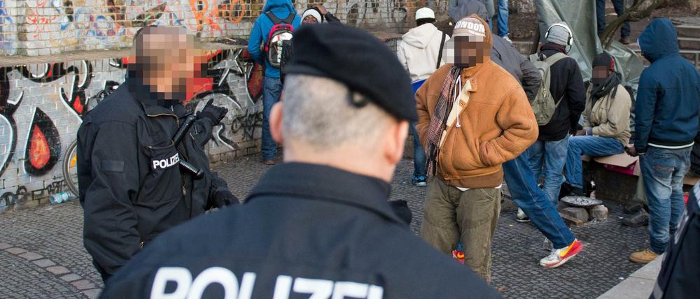 Im Dauereinsatz. Auch hunderte Razzien haben den Drogenhandel im und um den Görlitzer Park nicht eindämmen können. Nun werden neue Ideen gesucht.