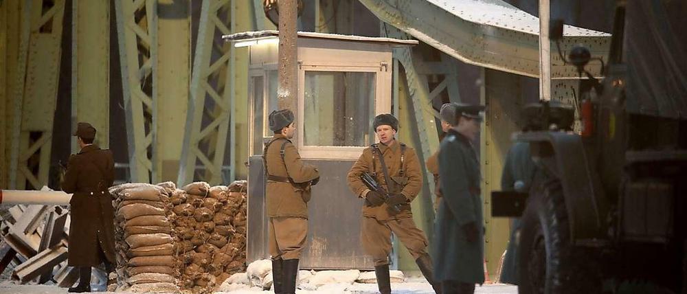 Täuschend echt wirkt die Szenerie auf der Glienicker Brücke in diesen Tagen.