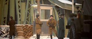 Täuschend echt wirkt die Szenerie auf der Glienicker Brücke in diesen Tagen.