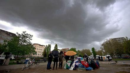 Flüchtlinge auf dem Oranienplatz. Die Piratenfraktion fordert, die Gespräche mit ihnen wieder aufzunehmen. Insgesamt gibt der Senat 200 Millionen Euro für Flüchtlinge aus.