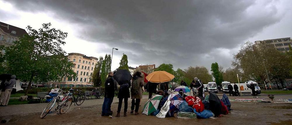 Flüchtlinge auf dem Oranienplatz. Die Piratenfraktion fordert, die Gespräche mit ihnen wieder aufzunehmen. Insgesamt gibt der Senat 200 Millionen Euro für Flüchtlinge aus.